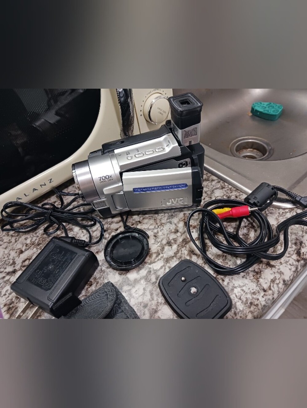 NEW vtg JVC silver MiniDVL320U digital video camera 700x zoom, adapter, AV cable